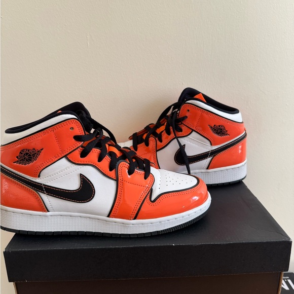 Jordan 1 mid in excellent condition